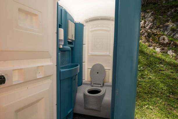 Porta potty delivery and setup in Almont, MI